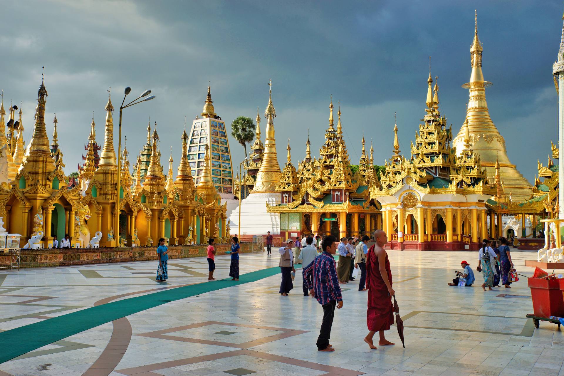 Myanmar, offiziell die Republik der Union Myanmar, liegt in Südostasien und grenzt an fünf Länder. Seit der Unabhängigkeit von Großbritannien 1948 ist das Land politisch instabil, geprägt von Militärregierungen und jüngsten Menschenrechtsverletzungen gegen Minderheiten wie die Rohingya. Die Hauptstadt Naypyidaw wurde 2005 zur Verwaltungshauptstadt ernannt, während Yangon als kulturelles und wirtschaftliches Zentrum gilt. Myanmar ist reich an Ressourcen, doch Armut und internationale Sanktionen hemmen seine Entwicklung. Die Bevölkerung setzt sich aus zahlreichen ethnischen Gruppen zusammen, was zu inneren Konflikten führt.